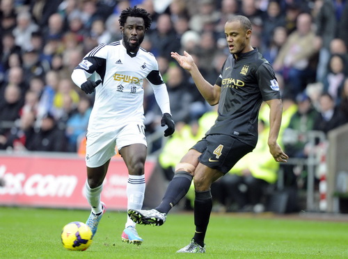 Wildried Bony (trái) giờ đây sát cánh cùng Kompany để đối đầu Newcastle