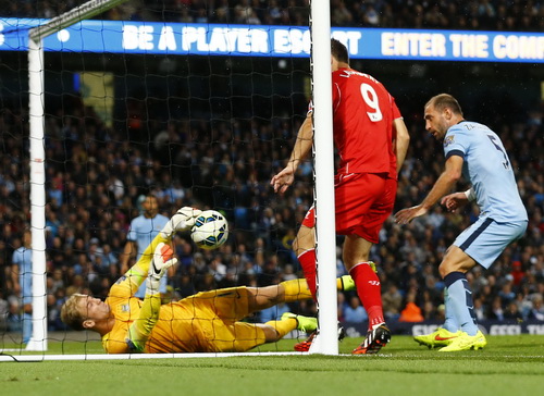 Zabaleta (5) đá phản sau pha tấn công của Lambert (9)