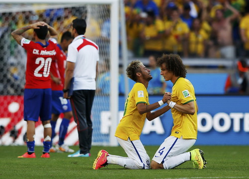 David Luiz (phải) và Neymar vui mừng sau chiến thắng trước Chile