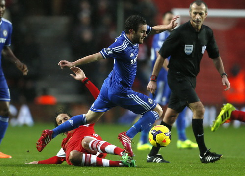Chelsea (Mata, áo xanh) gặp nhiều khó khăn trước Southampton