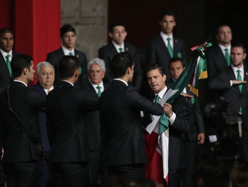 Tổng thống Mexico Piena trao cờ cho thủ quân Rafael Marquez