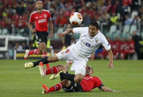 Maxi tranh chấp bóng với Carlos Bacca (9, Sevilla)