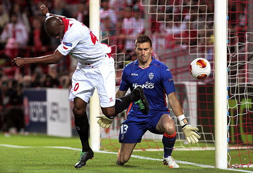 Pha ghi bàn mở tỉ số của Stephane Mbia