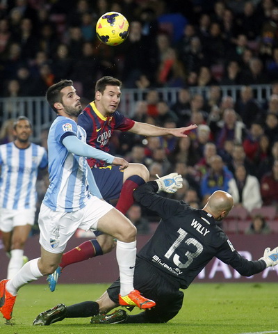 Messi tranh bóng với hàng thủ Malaga
