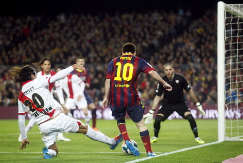 Messi lập cú đúp, vượt qua kỷ lục của huyền thoại Telmo Zarra