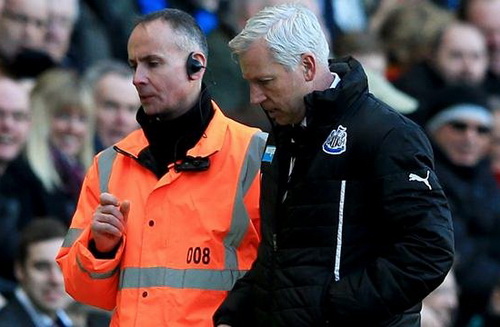 Alan Pardew bị truất quyền chỉ đạo ở phút 72