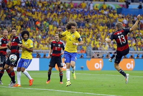 David Luiz để cho Thomas Mueller (13) ung dung ghi bàn