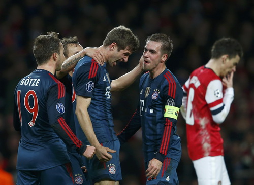 Thomas Mueller (giữa) ấn định chiến thắng 2-0