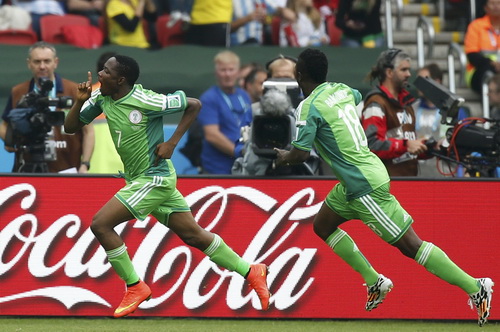 Ahmad Musa (trước) cũng có cú đúp bàn thắng cho Nigeria