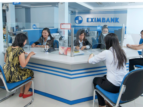 Nhân viên  Exinbank tư vấn cho khách hàng dịch vụ tài chính- ngân hàng