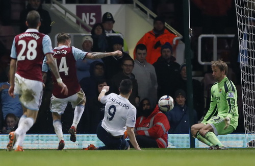 Alvaro tiếp tục lập công trước West Ham