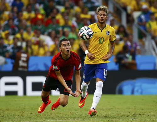 Neymar chơi xông xáo nhất trên hàng công Brazil