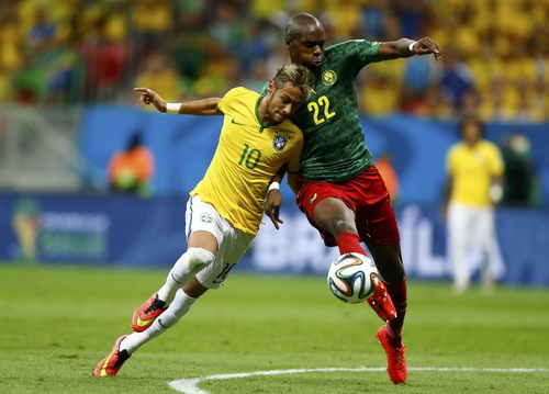 Neymar tranh chấp bóng với Allan Nyom (22, Cameroon)