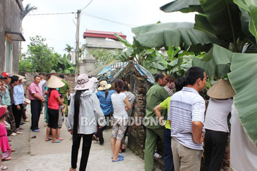 Hàng xóm bàng hoàng trước vụ án mạng chồng chém chết vợ và con - Ảnh: Báo Hải Dương