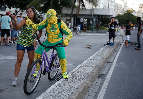 Người nhện made in Brazil trên đường phố Rio de Janeiro