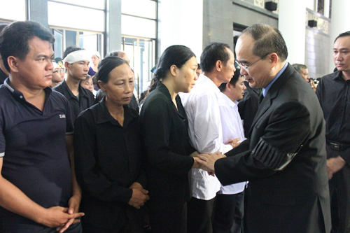 Chủ tịch Ủy ban Trung ương MTTQ Việt Nam Nguyễn Thiện Nhân chi buồn cùng thân nhân các liệt sĩ