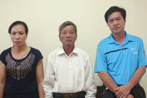 3 bị can vừa bị khởi tố: Nguyễn Thị Hồng Nhung, Nguyễn Công Minh và Lê Duy Việt (từ trái qua) - Ảnh: CAND