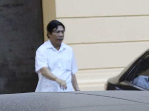 Ông Nguyễn Bá Thanh đến phiên tòa xét xử Nguyễn Đức Kiên và đồng phạm vào chiều 21-5 - Ảnh: Một thế giới
