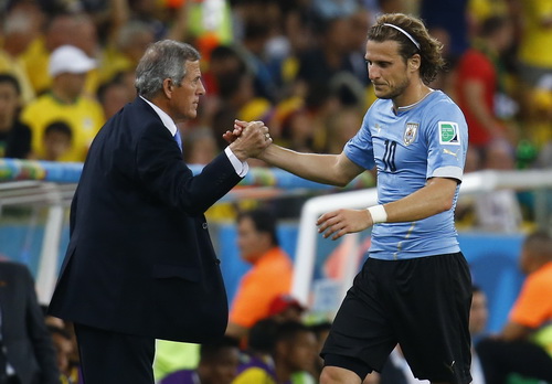 Công thần Diego Forlan không giúp ích được gì cho tuyển Uruguay lần này