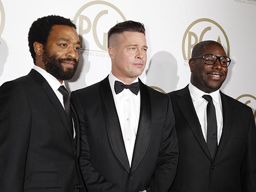 Nam diễn viên Chiwetel Ejiofor (trái), nhà sản xuất kiêm diễn viên Brad Pitt (giữa) và đạo diễn Steve McQueen cùng dự lễ công bố giải của Hiệp hội Các nhà sản xuất phim Mỹ hôm 19-1 Nguồn: Reuters
