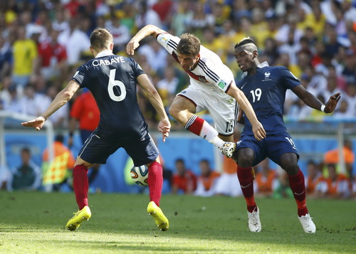 Thomas Mueller đi bóng trước sự truy cản của hậu vệ tuyển Pháp