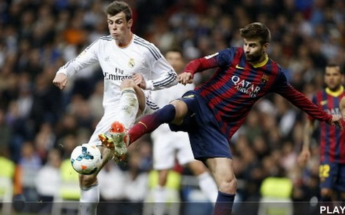 Pique tranh chấp bóng với Gareth Bale