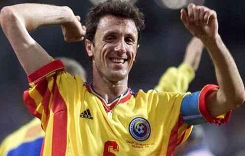 Popescu trong trận Romania thắng Anh ở vòng bảng World Cup 1998
