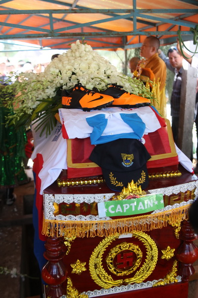 Chiếc áo đấu Cảng Sài Gòn, băng thủ quân, đôi giày crămpông và chiếc mũ thuyền trưởng dành cho ông phút cuối