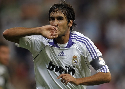 Chúa nhẫn Raul Gonzalez khi còn thi đấu trong màu áo Real Madrid