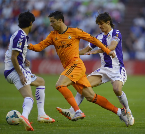 Ronaldo xông xáo được 8 phút trước khi rời sân vì chấn thương