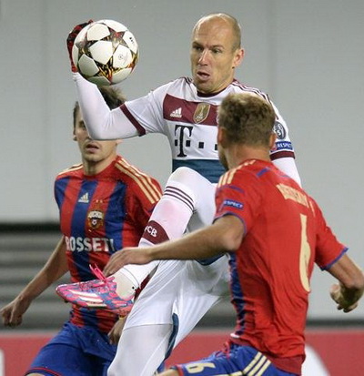 Arjen Robben tranh chấp bóng với hậu vệ CSKA