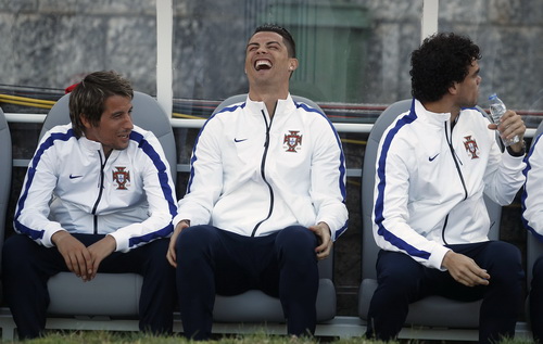 Ronaldo khá thoải mái trên băng ghế dự bị bên cạnh Coentrao và Pepe