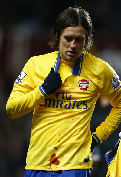 Rosicky ra sân trong chiếc áo thấm máu