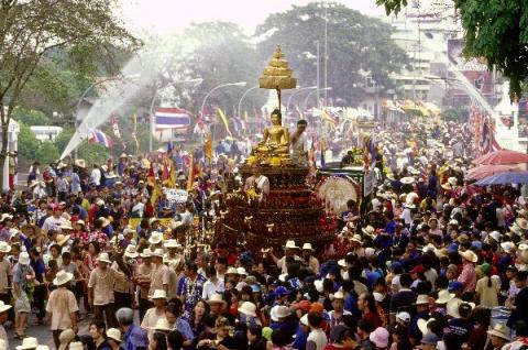 Lễ té nước cổ truyền mừng năm mới Songkran của Thái Lan. Ảnh: The Real Singapore