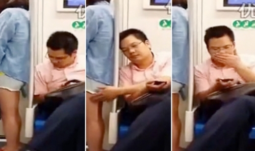 Ông Wang bị bắt gặp quấy rối một phụ nữ trên tàu điện ngầm. Ảnh: Youku