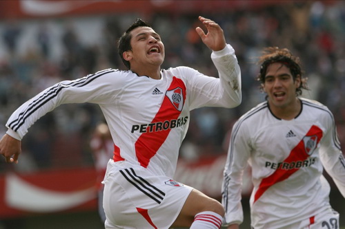 Cùng khoác áo River Plate với Radamel Falcao (phải)