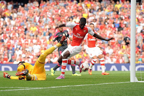 Sanogo ghi 4 bàn vào lưới Benfica