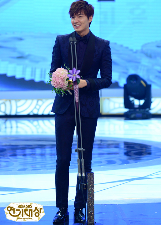 
	Lee Min Ho hạnh phúc lên nhận giải