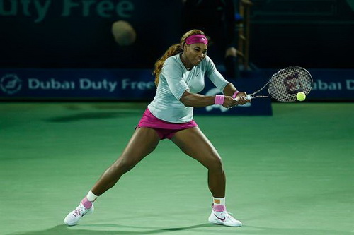 Serena Williams có khởi đầu khó khăn ở Dubai