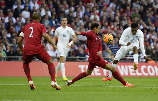 Daniel Sturridge (9) ghi bàn mở tỉ số cho Tam Sư