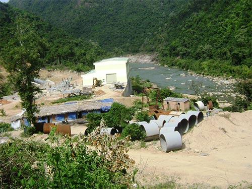 Cần xem lại hiệu quả của các thủy điện nhỏ. Trong ảnh: Thủy điện La Hiêng 2, công suất 18 MW ( Phú Yên) dự kiến đưa vào hoạt động năm 2011 nhưng đến nay vẫn chưa xây xong Ảnh: HỒNG ÁNH