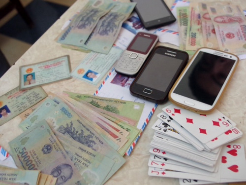 Tang vật gồm tiền, điện thoại, bộ bài tây mà cảnh sát thu giữ tại hiện trường
