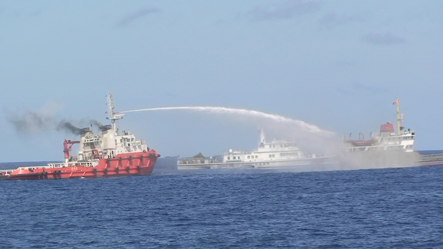 Tàu Trung Quốc phun vòi rồng vào tàu Việt Nam