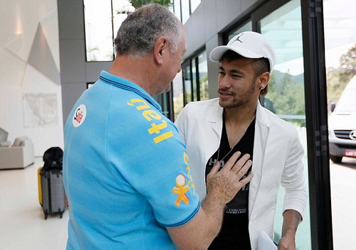 HLV Scolari đón Neymar tại trung tâm tập luyện Terosopolis