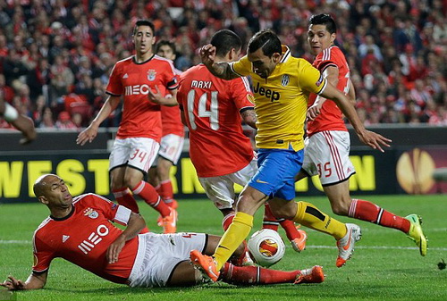 Carlos Tevez giải cơn hạn bàn thắng với pha lập công phút 72 cho Juve