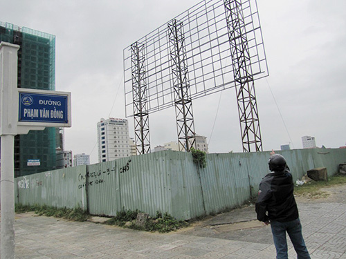 Khu đất phía Nam cuối đường Phạm Văn Đồng bị Thanh tra Chính phủ cho rằng TP Đà Nẵng bán rẻ cho tư nhân để sang nhượng thu tiền chênh lệch - Ảnh: Hoàng Dũng