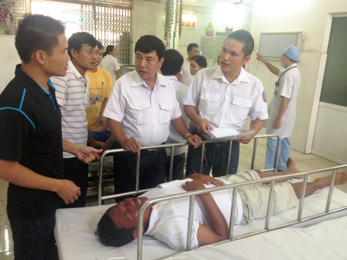 Thuyền trưởng Khúc Trí Sáng lúc được đưa đến Bệnh viện Việt - Tiệp cấp cứu
