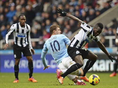 Dzeko tranh chấp với Tiote