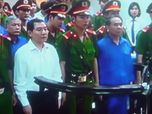 Tòa tuyên tử hình Dương Chí Dũng (áo trắng) và Mai Văn Phúc (áo xanh) - ảnh chụp qua màn hình