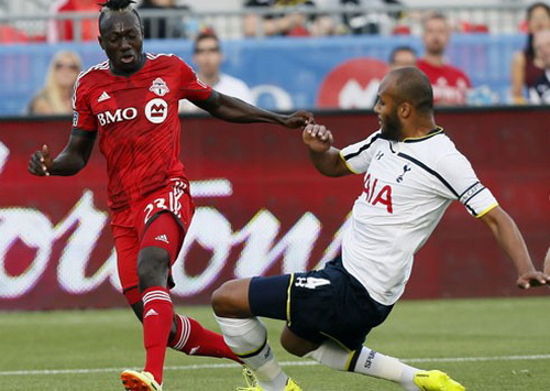 Thủ quân Younes Kaboul (phải, Tottenham) truy cản pha tấn công của Toronto FC